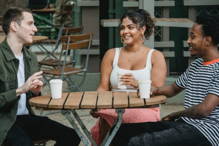 Étudiants au café, Le Magazine StudySmarter